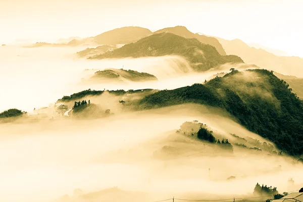 Hora, mraky a mlha ráno — Stock fotografie