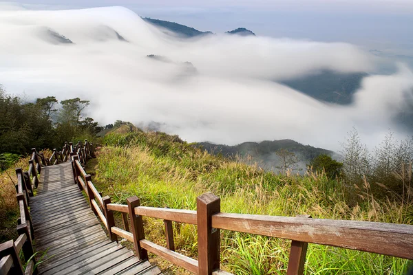 Berg, Wolken und Nebel am Morgen — Stockfoto