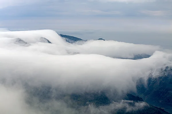 Berg, Wolken und Nebel am Morgen — Stockfoto