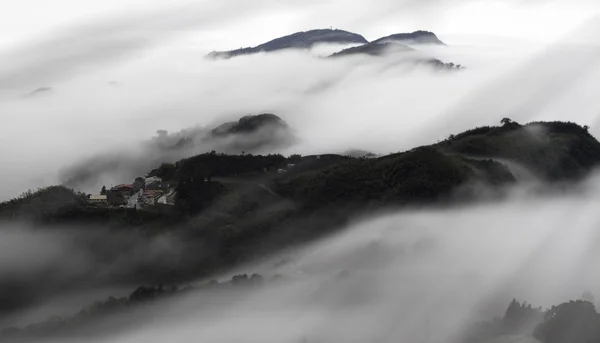 Картинный стиль горы, облака и — стоковое фото