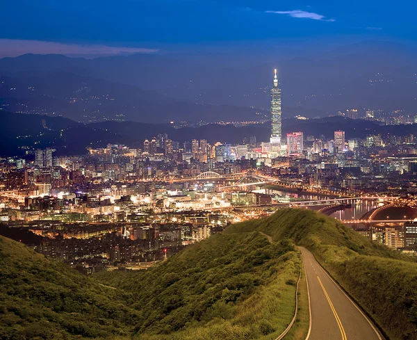Нічних сценах міста Тайбеї, Тайвань — стокове фото