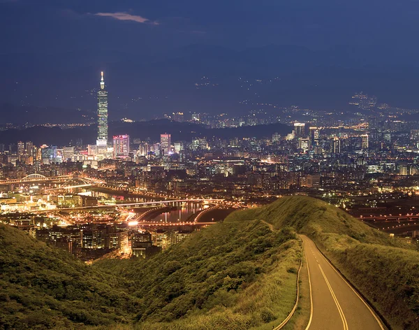 Нічних сценах міста Тайбеї, Тайвань — стокове фото