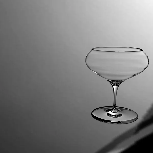 白で隔離される空のワイン グラス — ストック写真