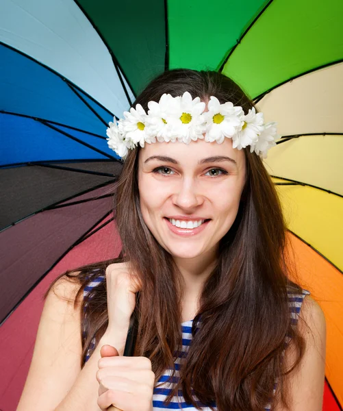 Mladá žena v heřmánku věnec s barevný deštník — Stock fotografie