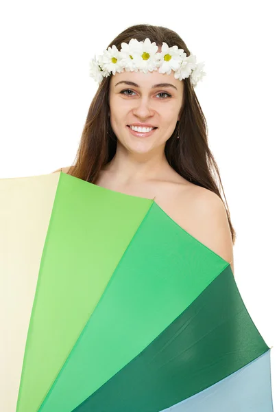 Fiatal nő Kamilla koszorú színes esernyő — Stock Fotó