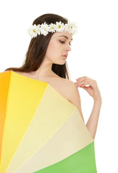 Perfil de mulher jovem em camomila grinalda com guarda-chuva colorido — Fotografia de Stock