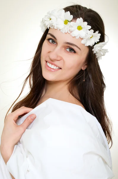 Hermosa mujer sonriente en corona de manzanilla — Foto de Stock