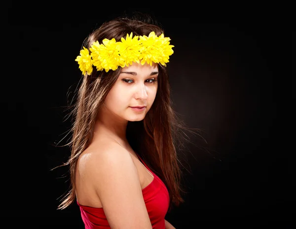 Bella donna in corona di fiori — Foto Stock