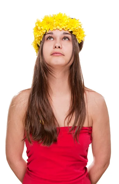 Meisje in daisy krans opzoeken — Stockfoto