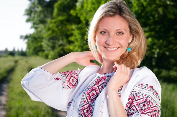 Ler ukrainska kvinna utomhus på ängen — Stockfoto