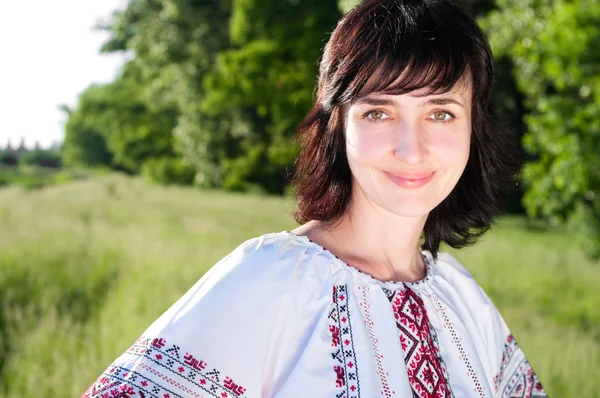 屋外牧草地では、ウクライナの女性の笑みを浮かべてください。 — ストック写真