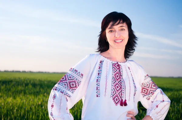 Smiling ukrainian woman outdoors in field — Stock Photo, Image