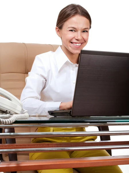Mulher feliz no computador no local de trabalho do escritório — Fotografia de Stock
