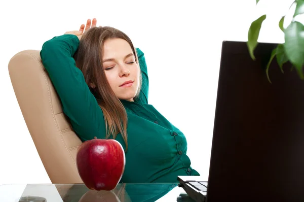 Frau entspannt am Büroarbeitsplatz — Stockfoto
