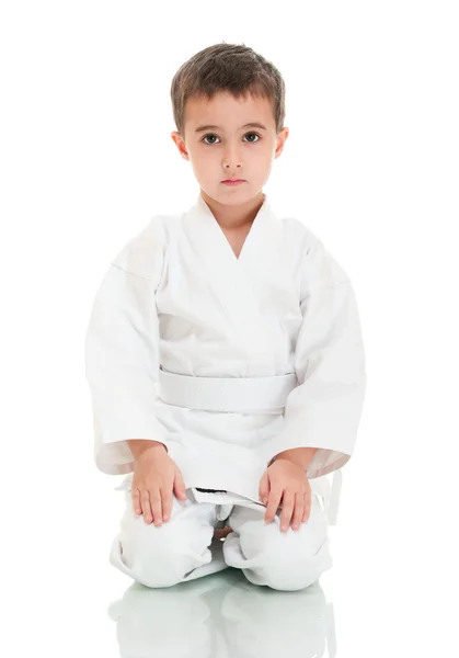 Karate jongen zitten in witte kimono — Stockfoto