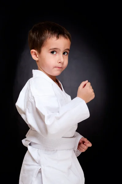 Karate jongen zitten in witte kimono — Stockfoto