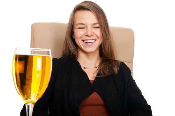 Бізнес-леді в шкіряному кріслі зі склянкою сидру сміється — стокове фото