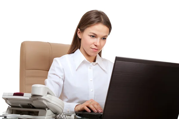사무실 작업 환경에 있는 노트북에서 아름 다운 여자 — 스톡 사진