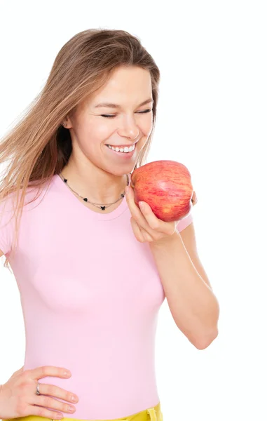 Молодая счастливая женщина с закрытыми глазами держит яблоко — стоковое фото