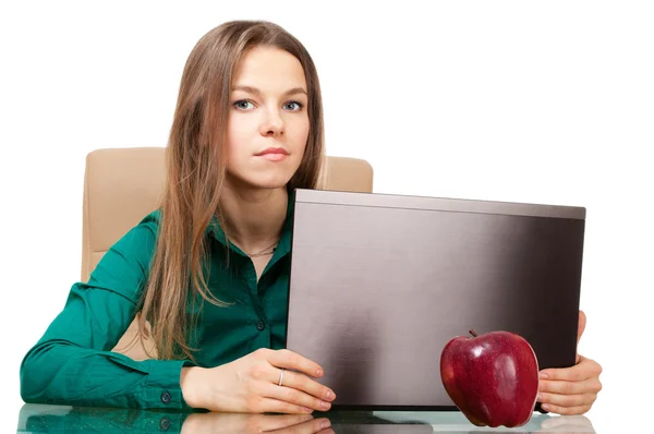 Schöne Büroangestellte mit Laptop und Apfel — Stockfoto