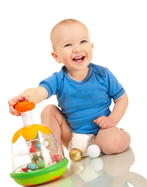 Хлопчик сміється з улюбленою іграшкою — стокове фото
