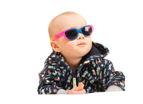 Χαριτωμένο αγοράκι μικρό παιδί σε γυαλιά ηλίου — Φωτογραφία Αρχείου