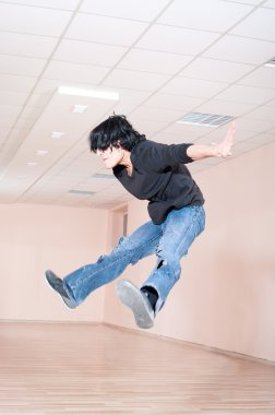 Genç dansçı erkek eğitim salonunda atlama