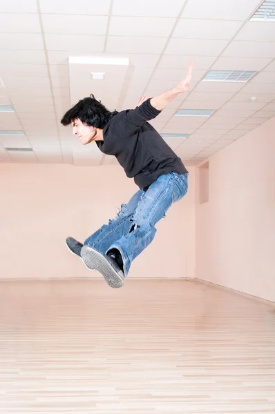 年轻的舞者男子跳跃在训练大会堂 — 图库照片