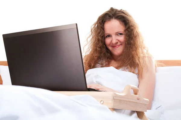 침대에 랩탑을 가지고 있는 여자 — 스톡 사진