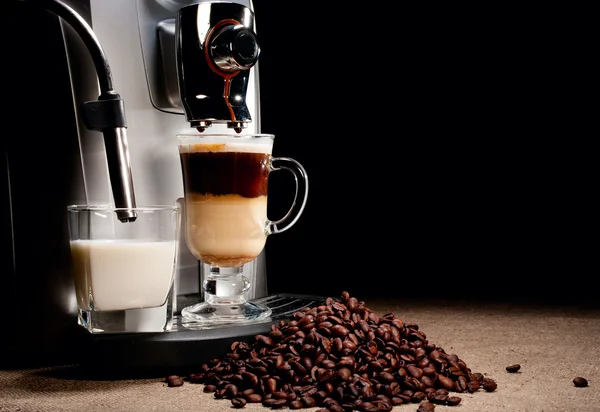 Coffee machine and beans heap — Stock Photo, Image