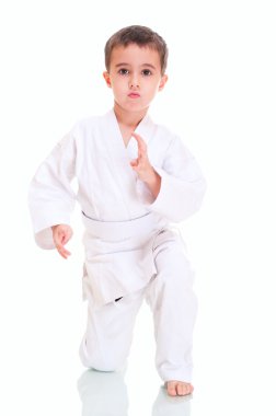 Beyaz kimono bulunduğu dövüş aikido çocuk