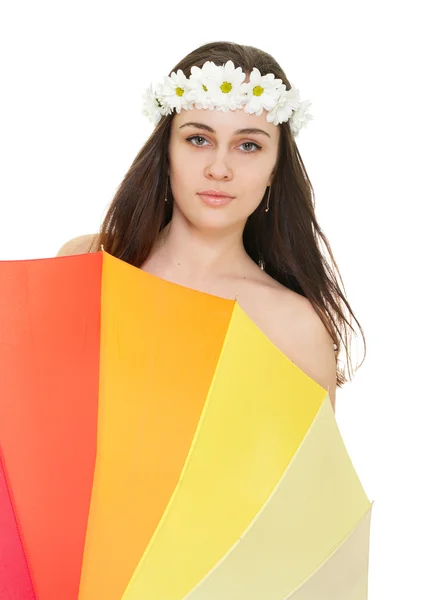 Jovem mulher em camomila grinalda com guarda-chuva colorido — Fotografia de Stock