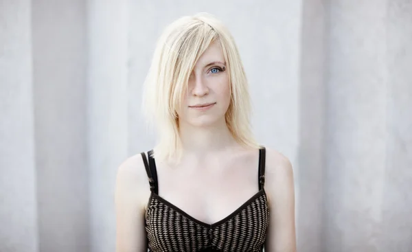 Real blond ung kvinna — Stockfoto