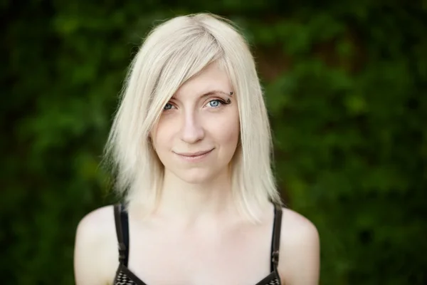 Echte blonde jonge vrouw — Stockfoto