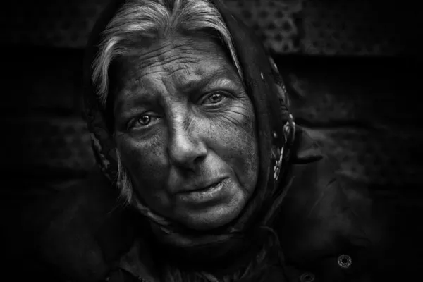 Безпритульна жінка — стокове фото