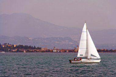 garda Gölü üzerinde yelken yat