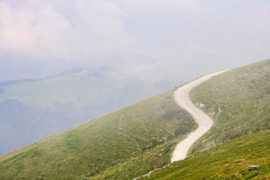 Sisli dağ yolu