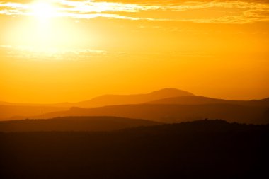 dağlar üzerinde Golden sunset