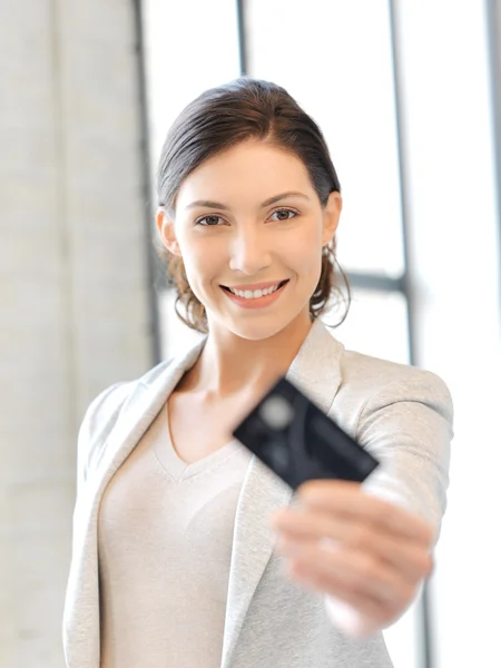 Šťastná žena s kreditní kartou — Stock fotografie