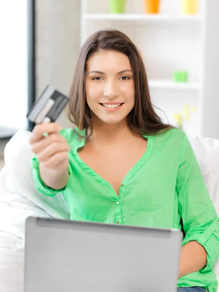 Щаслива жінка з ноутбуком і кредитною карткою — стокове фото