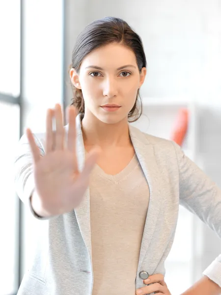 Γυναίκα κάνοντας στάση χειρονομία — Φωτογραφία Αρχείου