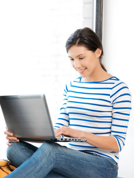Šťastné dospívající dívka s přenosným počítačem — Stock fotografie