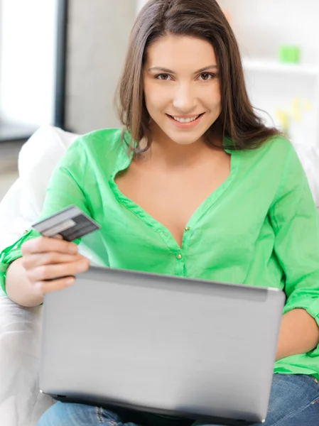 Mujer feliz con ordenador portátil y tarjeta de crédito —  Fotos de Stock