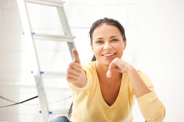 Prachtige huisvrouw maken herstellen werkt — Stockfoto