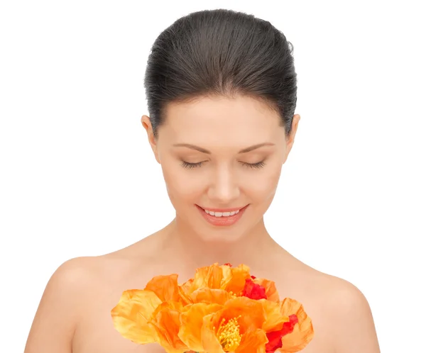 Szép nő, piros virágokkal — Stock Fotó