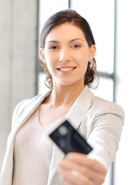 Glad kvinna med kreditkort — Stockfoto