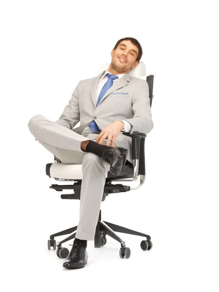 Młody biznesmen, siedząc w fotelu — Zdjęcie stockowe