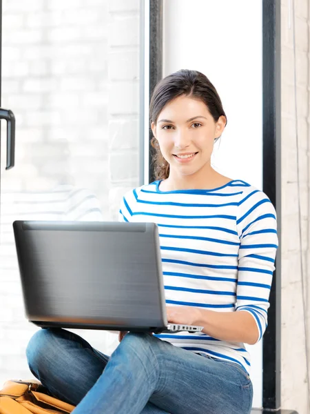 Glücklich Teenager Mädchen mit Laptop-Computer — Stockfoto