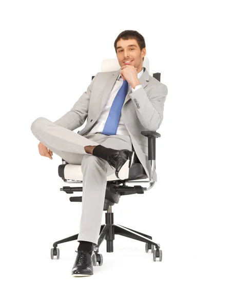 Giovane uomo d'affari seduto sulla sedia — Foto Stock