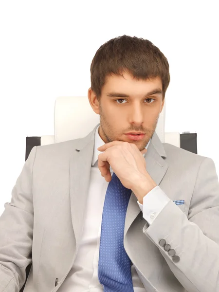 Молодий бізнесмен сидить у кріслі — стокове фото